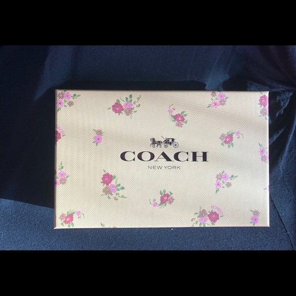 COACH Boxed Corner Zip With Charms JUST IN - Picture 8 of 8